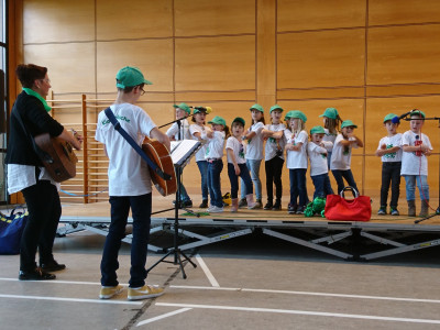 Kinder singen für Kinder