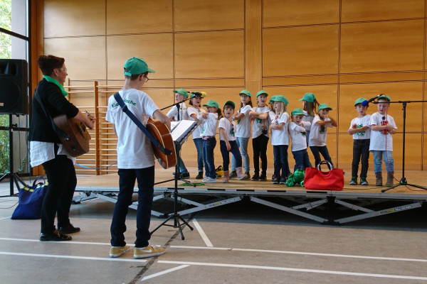 Kinder singen für Kinder